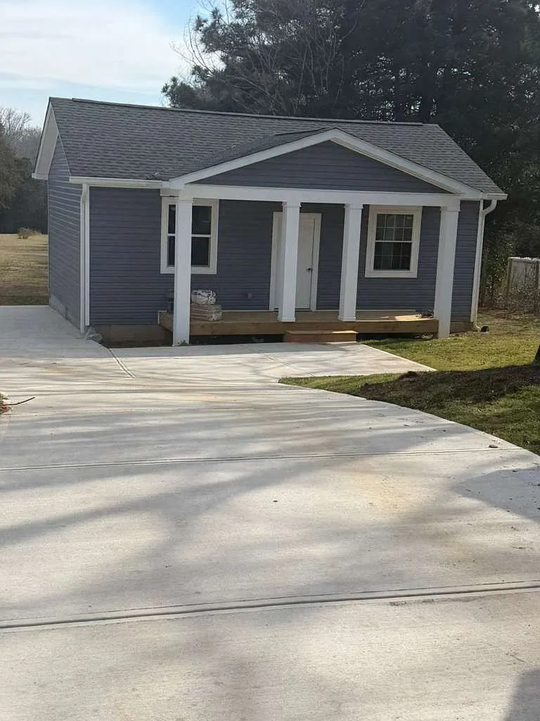 Building Photo - 2887 Saluda Rd