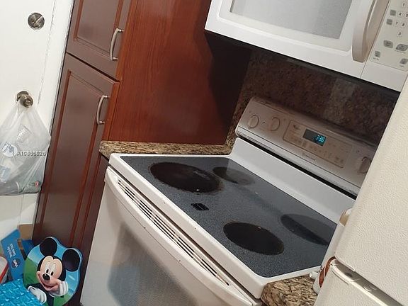 4th image of 1821 NE 168th St APT B1