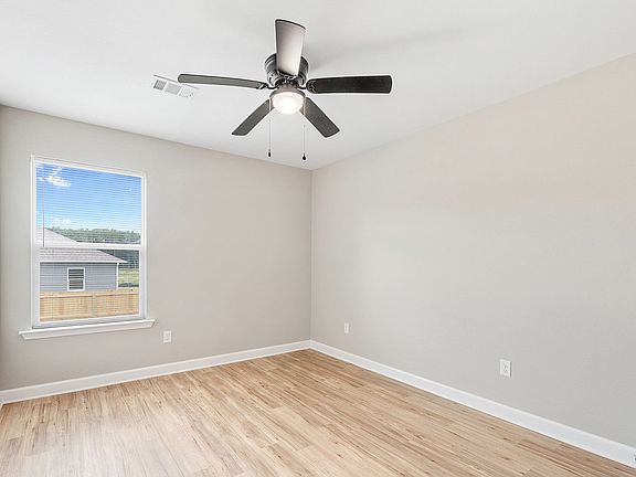 3rd image of 833 Pine Tree Rd