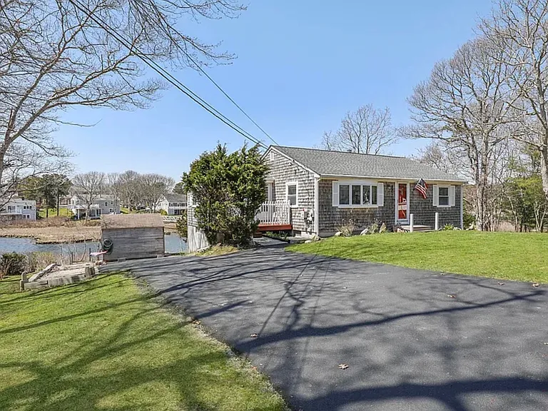 171 Edgewater Dr W — Photo 2