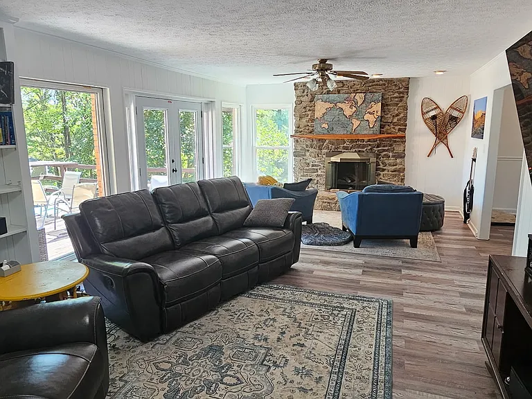 129 Lorraine Dr — Photo 2