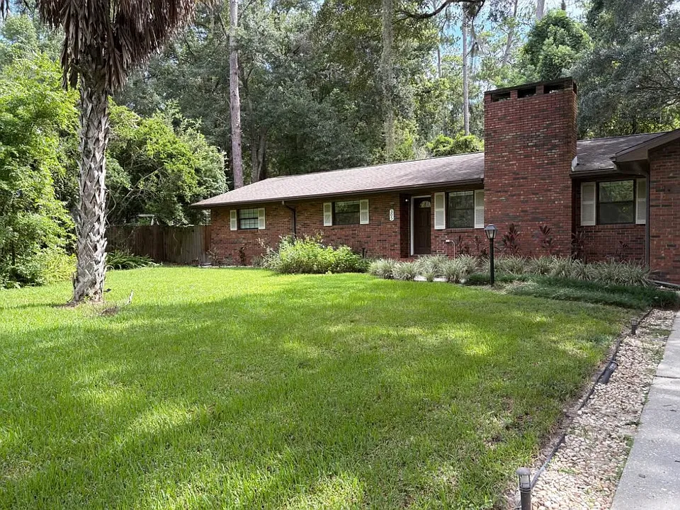 305 NW 28th Ter