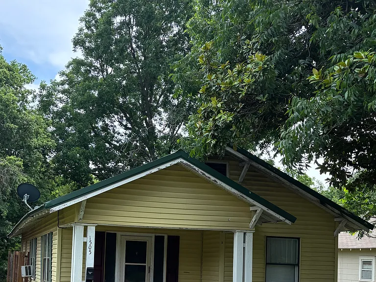 1505 Columbus St — Photo 1