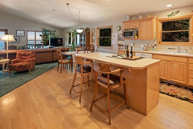 4 bed, 4500 sqft, $3,000 — Photo 2