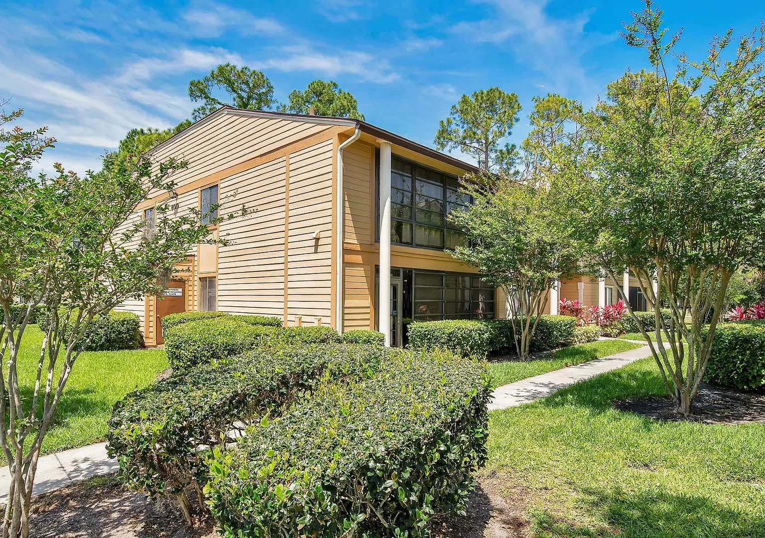 2 BR / 2 BA Condo In Lakeside Condos — Photo 2