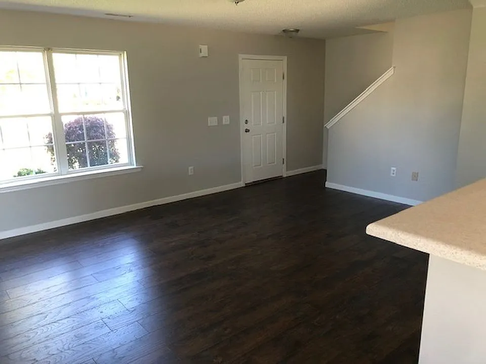 3 bed, 2.5 bath, 1342 sqft, $1,725 — Photo 3