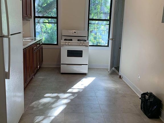 2nd image of 154 14th St #3L