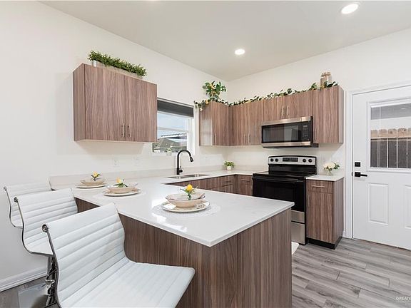 5th image of 1006 N Clarence Ave #2