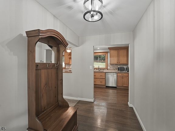 4th image of 5 Greenwood Ave