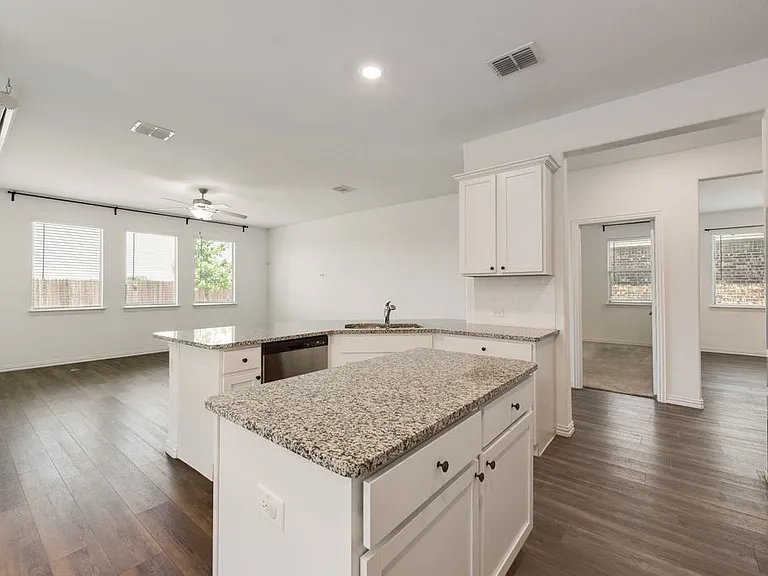 7109 Crepe Myrtle Ave — Photo 5