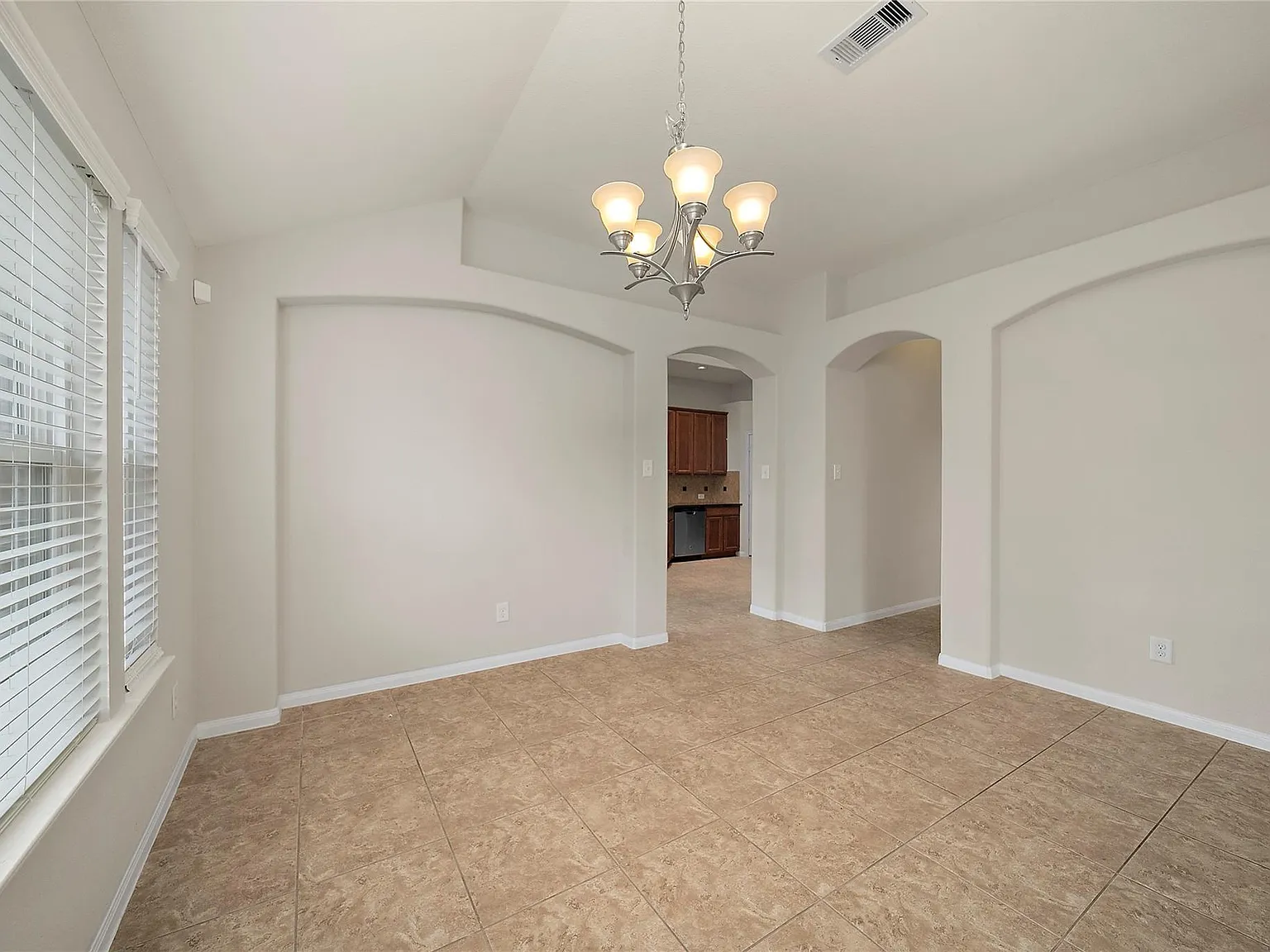 3 bed, 2.0 bath, 2006 sqft, $2,200 — Photo 3