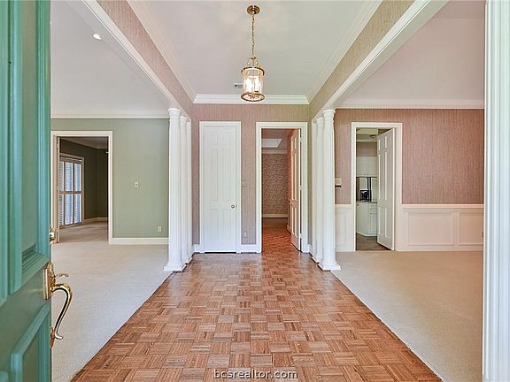 2nd image of 1316 Lyndhurst Dr