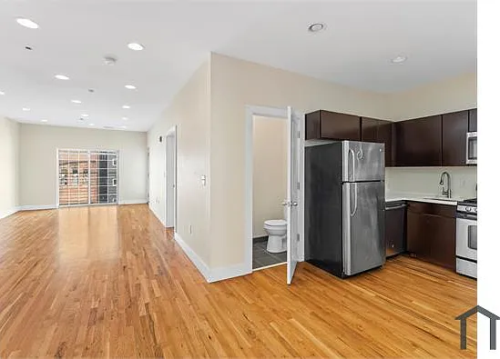 3 bed, $1,799 — Photo 2