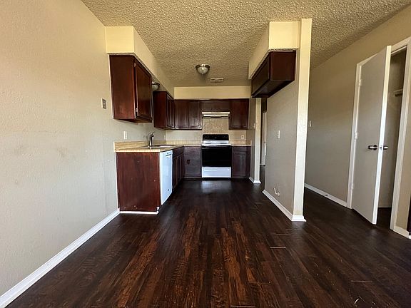 3rd image of 711 Bluebonnet Dr