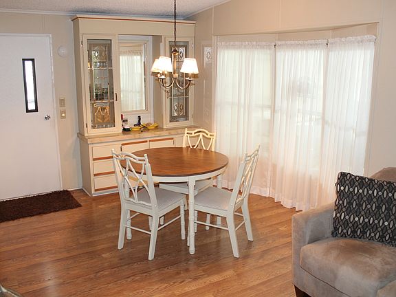 5th image of 423 NE Snead Cir