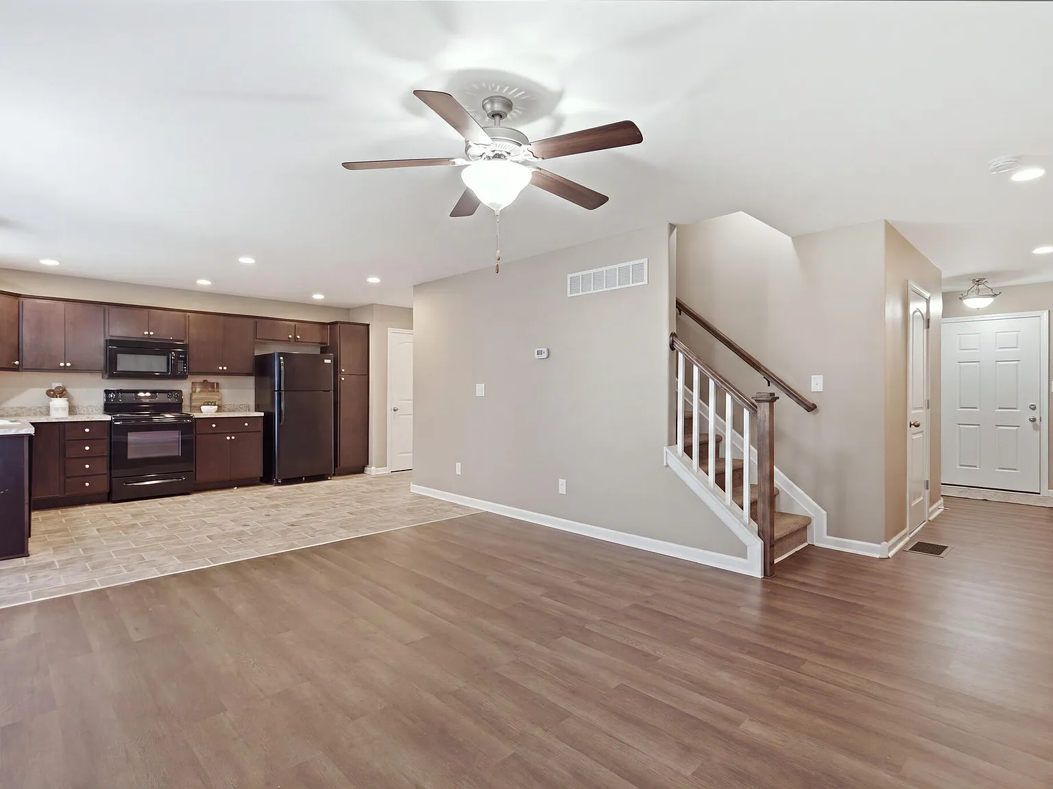 4 bed, 3.5 bath, 1946 sqft, $2,495 — Photo 3