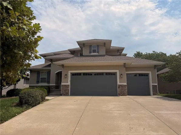 1052 N Stonecrest Rd, Olathe, KS 66061