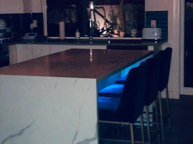 Kitchen led lighting on quartz island