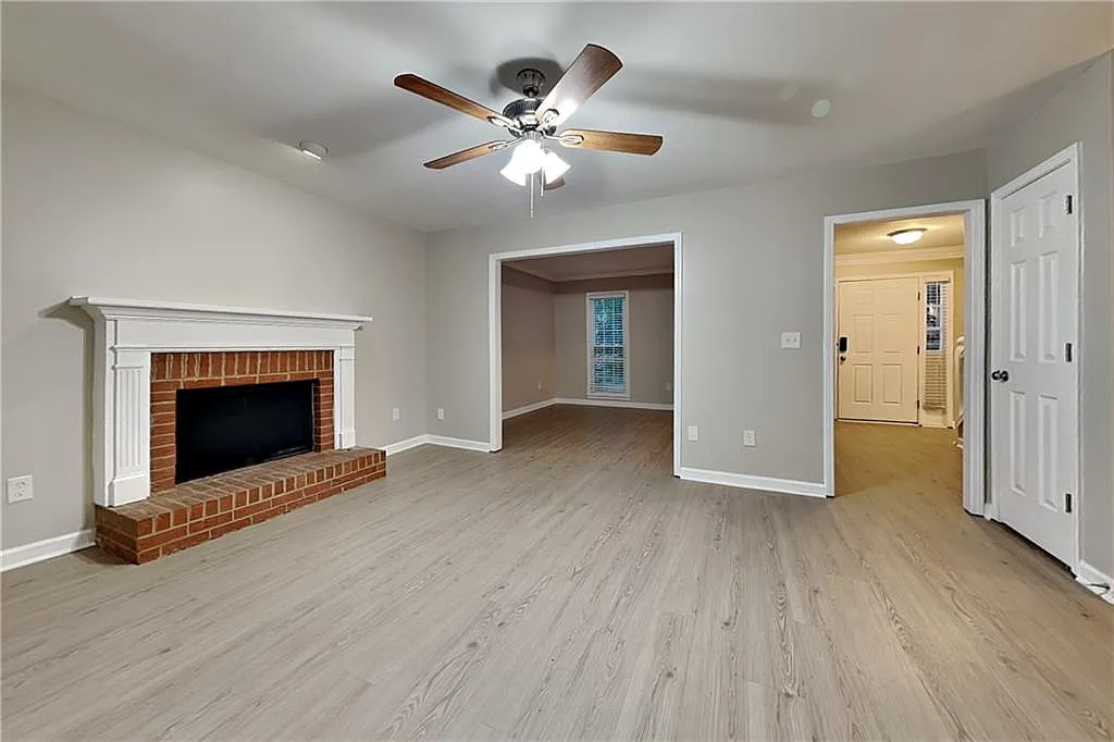 3 bed, 2.5 bath, 2024 sqft, $2,250 — Photo 2