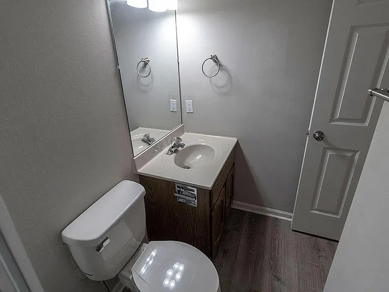 1915 Greenleaves Ct — Photo 18