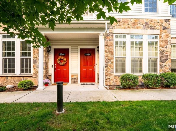 26 Dahlia Ln #413, Garfield, NJ 07026