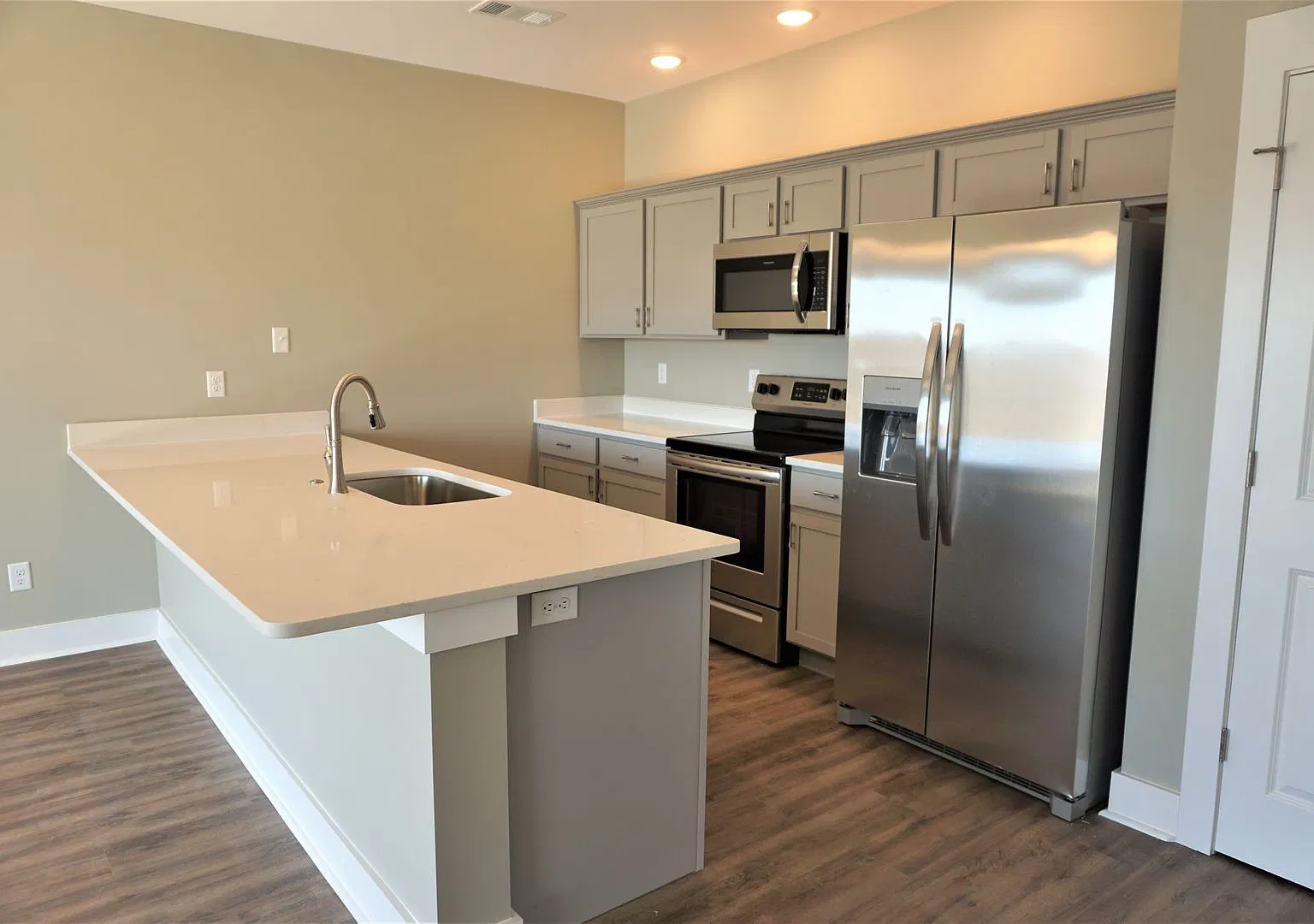3 Bedroom, 2 Bath Home in Valley View — Photo 3