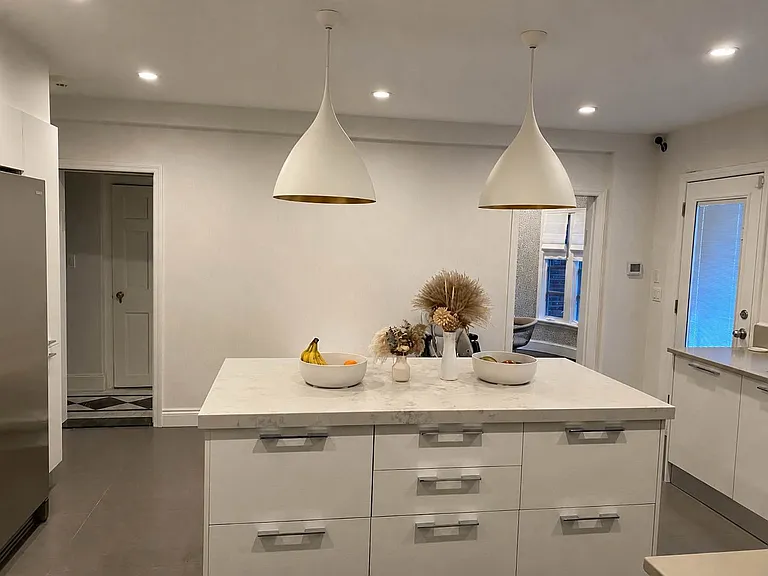 714 Hampton Ave — Photo 6
