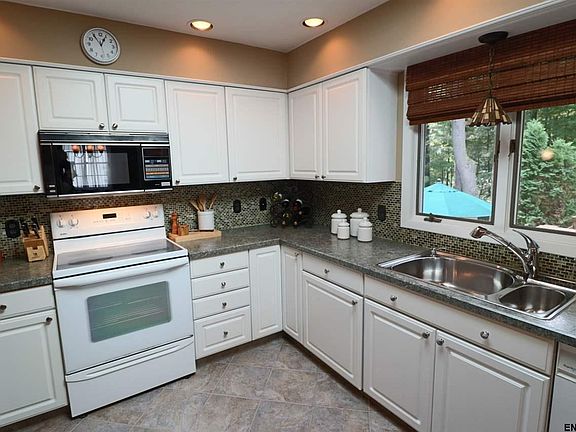 4th image of 20 Heinrick Cir