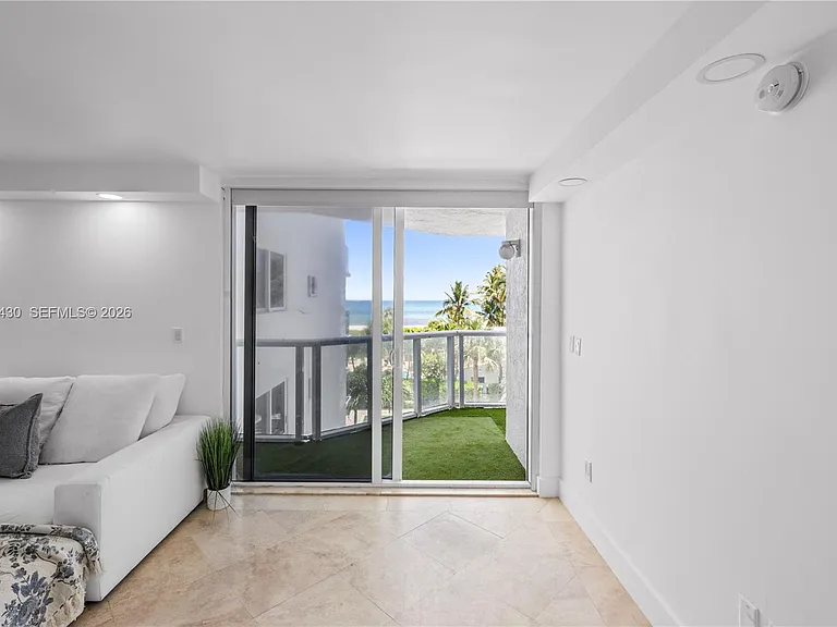 2457 Collins Ave #406 — Photo 6
