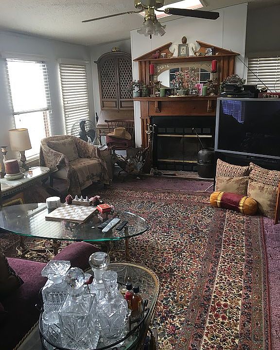 Living room with real firepl