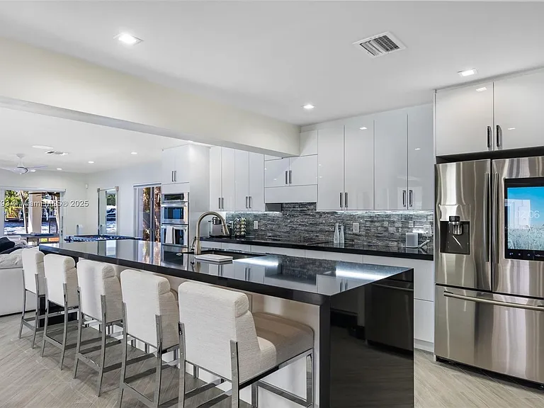 517 S Riverside Dr — Photo 8