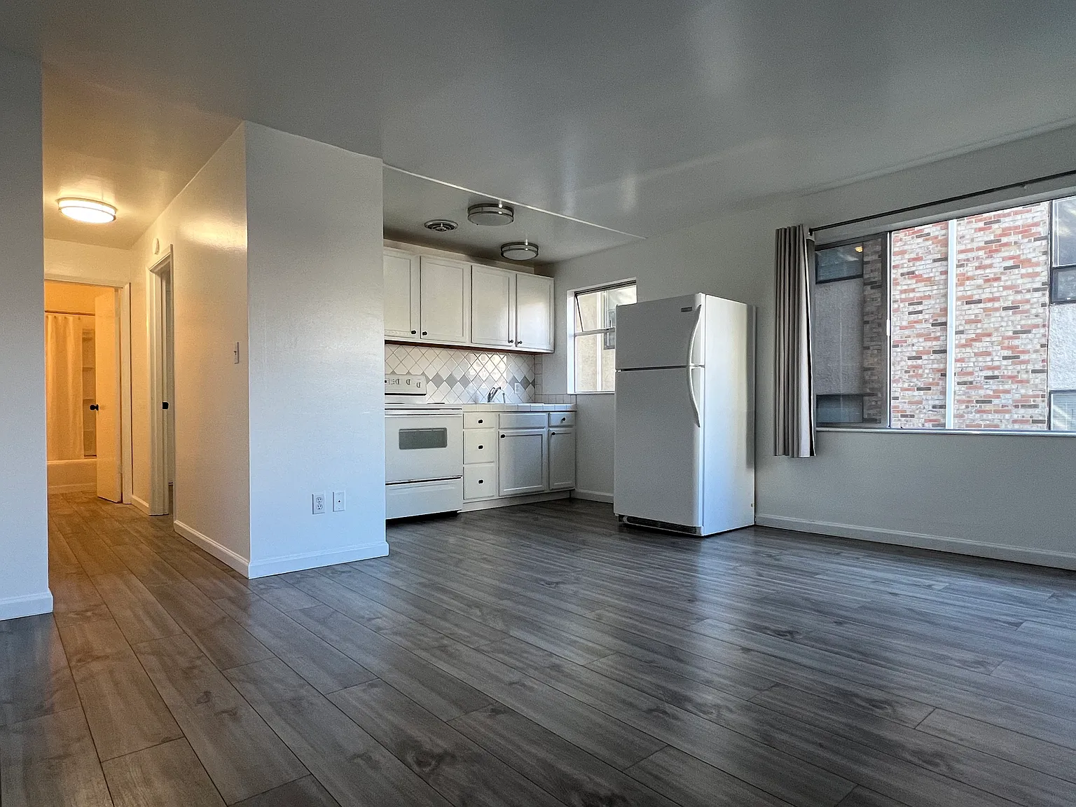 523 E Denny Way — Photo 2