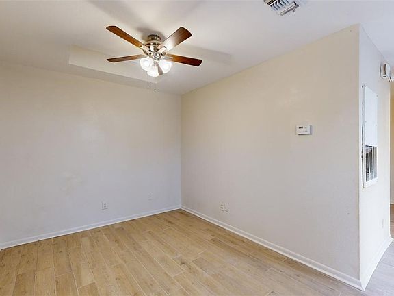 2nd image of 725 Peppertree Dr APT 25
