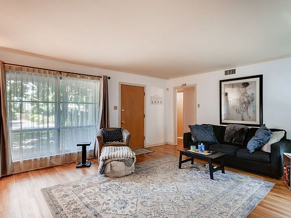 4th image of 222 E Lullwood Ave