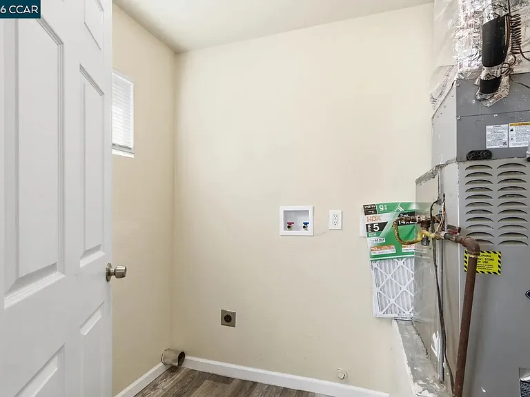 2225 E Myrtle St — Photo 9