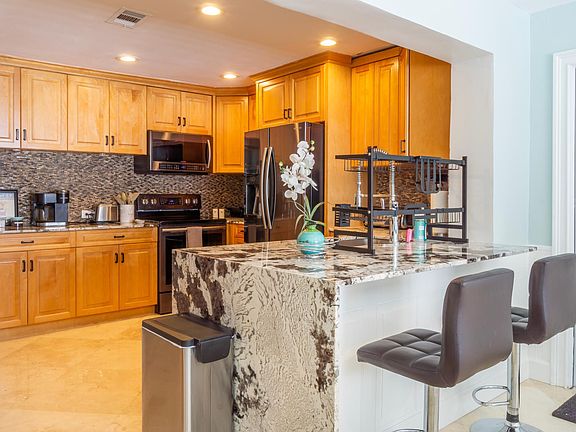 4th image of 3020 SW 47th St