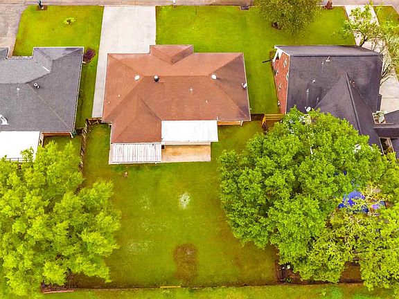 3rd image of 417 Lake Crescent Cir