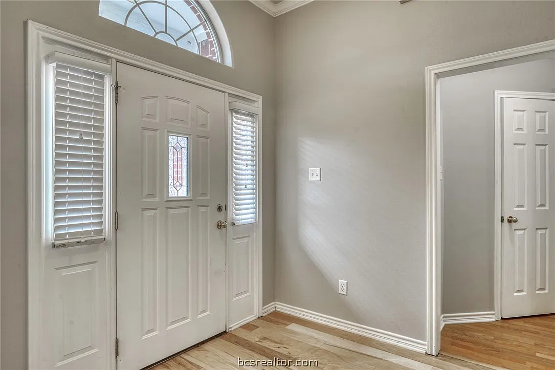 4 bed, 2049 sqft, $2,400 — Photo 3