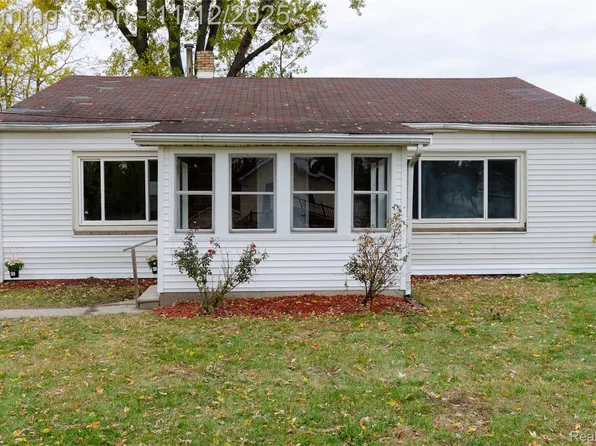 577 Peacock Ave, Pontiac, MI 48340