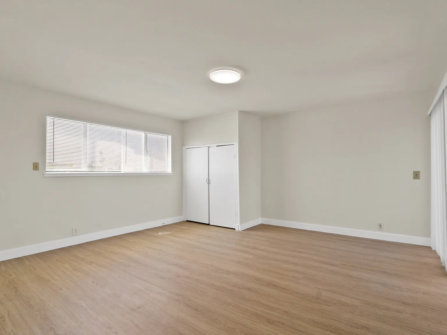 5 bed, 2370 sqft, $6,495 — Photo 4