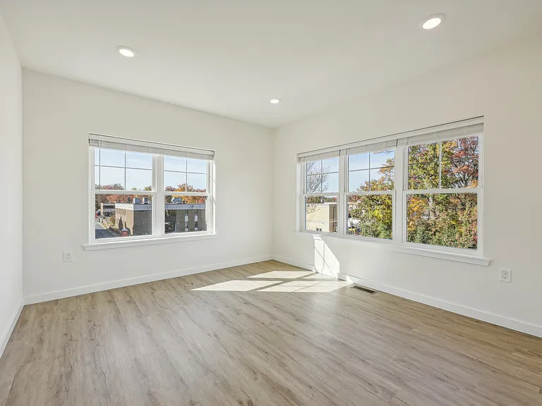 4 Kelly Ct W — Photo 11