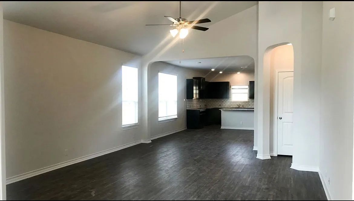 3 bed, 2050 sqft, $1,925 — Photo 3