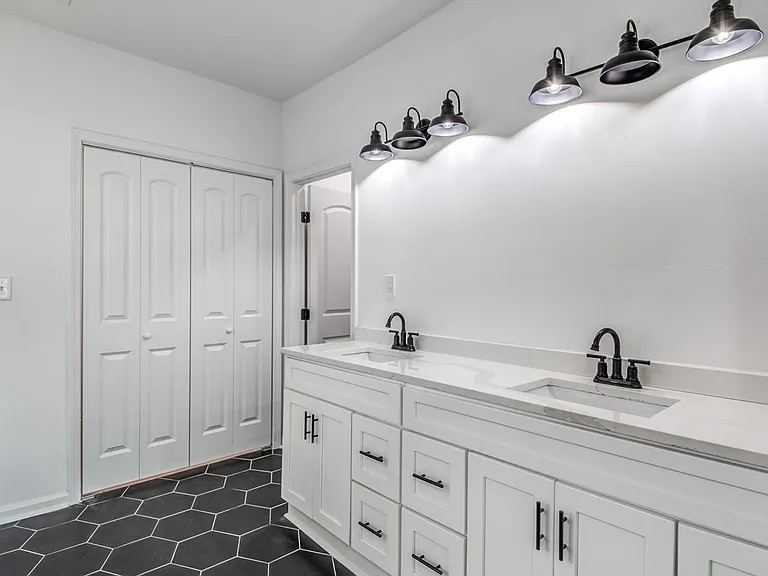 1781 Forrest Ave — Photo 18