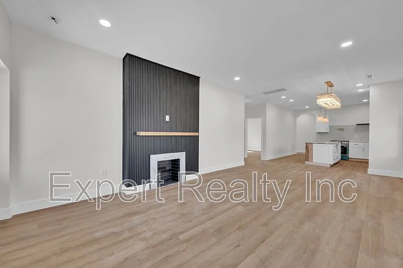 3 bed, 3.0 bath, 1861 sqft, $2,000 — Photo 2
