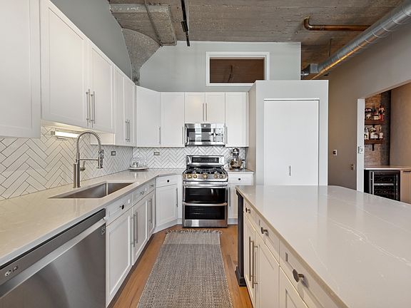 5th image of 900 N Kingsbury St APT 852