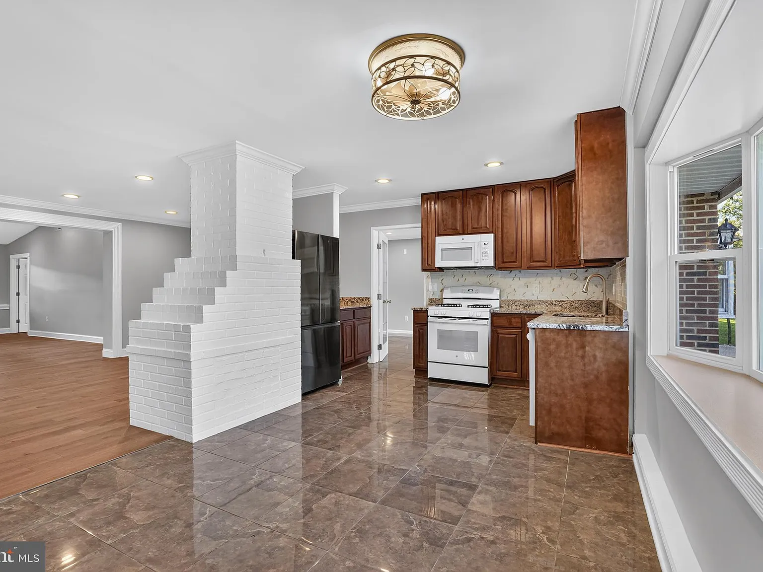 5 bed, 2.0 bath, 2404 sqft, $3,600 — Photo 3