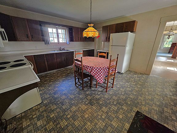 5th image of 15 Maple Avenue