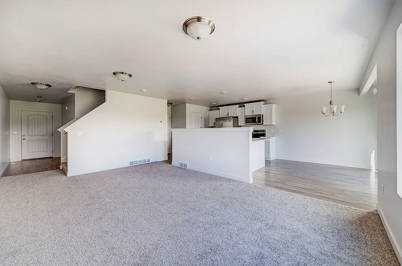 4 bed, 3.0 bath, 2325 sqft, $725 — Photo 4