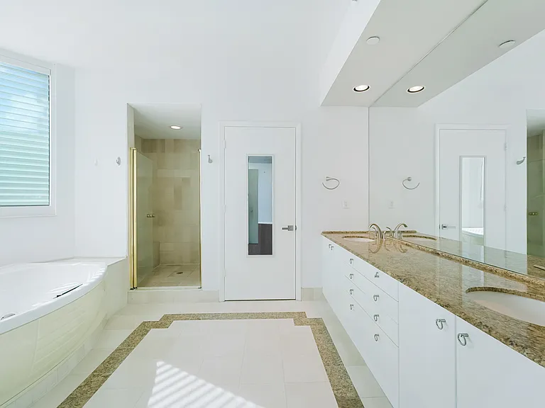 300 S Pointe Dr #405 — Photo 21