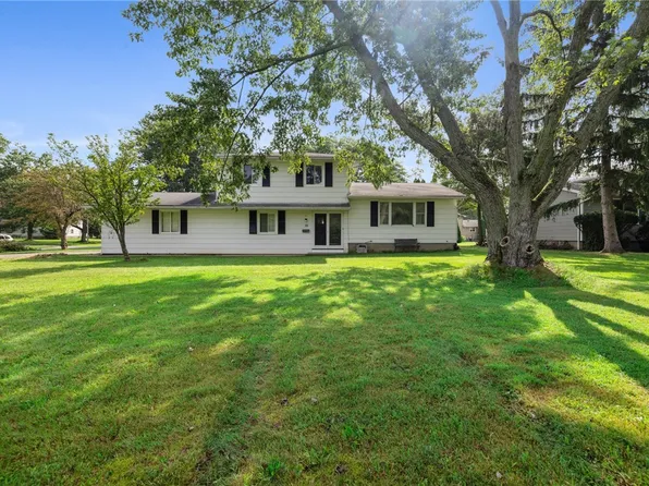 10 Medallion Dr, Rochester, NY 14626